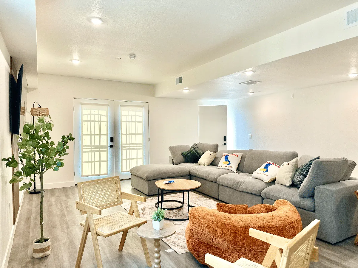 Explore 1312 N Mariposa in Hollywood