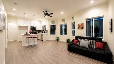 2926 S Normandie Ave, Los Angeles, CA 90007 Living room