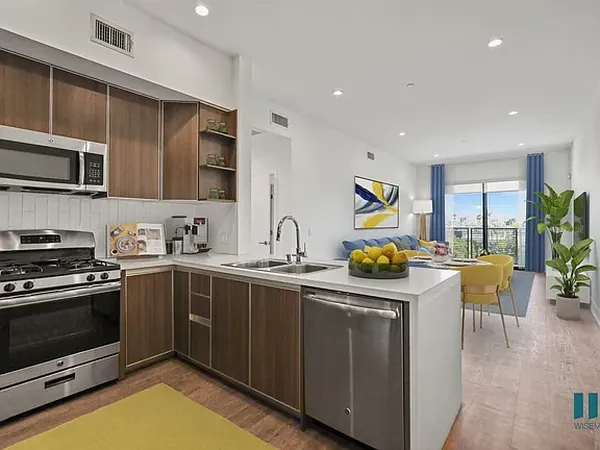 Cole Grove in Hollywood, Los Angeles | Studio, 1- to 3-Bedroom Rentals Available