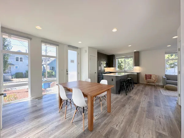5634A Brooklyn Ave NE, Seattle, WA 98105 UW Off-Campus Housing | The Grey House | Studio, 1- to 3-Bedroom Rentals Available