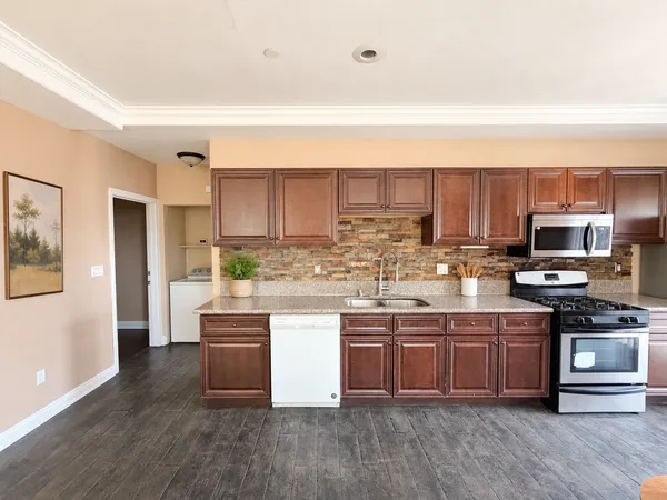 USC Off-Campus Housing | PM - JWB Landmark 1337-1339 | Studio, 1- to 3-Bedroom Rentals Available