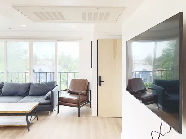 USC Off-Campus Housing | 1431 W 37th St | Studio, 1- to 3-Bedroom Rentals Available
