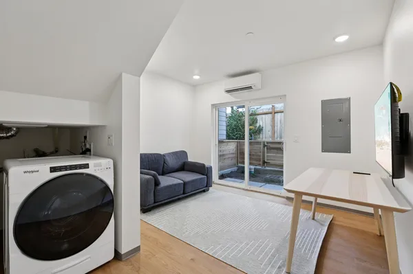 UW Off-Campus Housing | Ravenna Gardens | Studio, 1- to 3-Bedroom Rentals Available