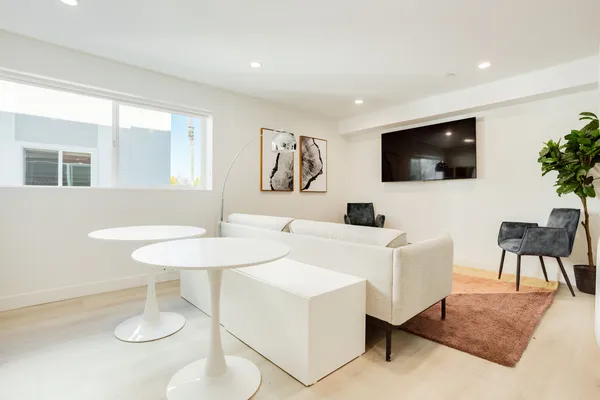 USC Off-Campus Housing | 1224 W 37th Pl | Studio, 1- to 3-Bedroom Rentals Available