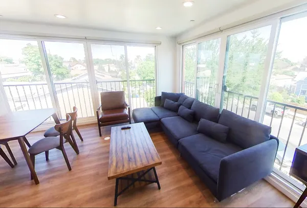 USC Off-Campus Housing | 1431 W 37th St | Studio, 1- to 3-Bedroom Rentals Available
