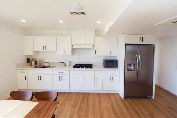 USC Off-Campus Housing | 1431 W 37th St | Studio, 1- to 3-Bedroom Rentals Available