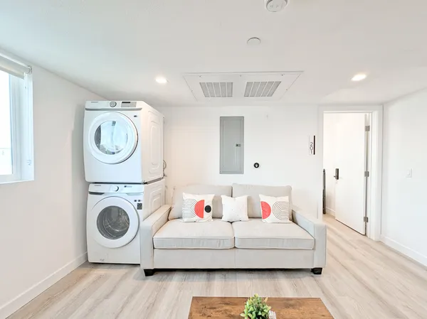 USC Off-Campus Housing | TL 1361 W 35th St | Studio, 1- to 3-Bedroom Rentals Available