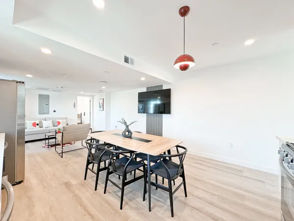 USC Off-Campus Housing | TL 1361 W 35th St | Studio, 1- to 3-Bedroom Rentals Available