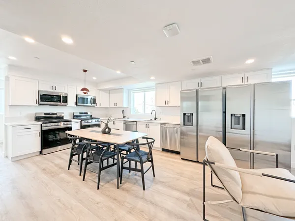 USC Off-Campus Housing | TL 1361 W 35th St | Studio, 1- to 3-Bedroom Rentals Available