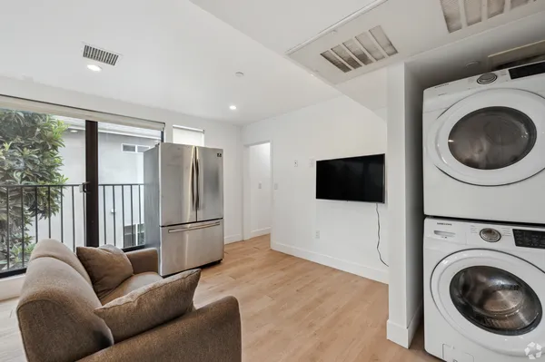 Duplex at The Pegasus for Rent in USC-Outside-DPS, Los Angeles | Tripalink