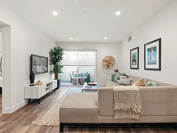 Blackburn La Cienega in Beverly Grove, Los Angeles | Studio, 1- to 3-Bedroom Rentals Available
