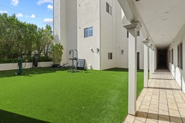 Sweetzer on Third for rent in Beverly Grove, Los Angeles | 3-Bedroom Rentals Available