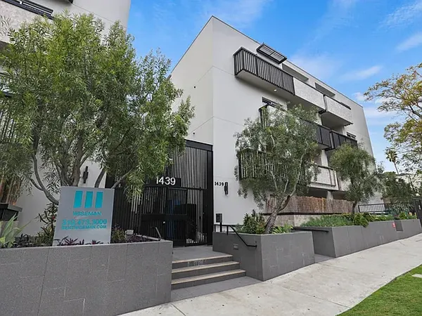 Poinsettia Sunset in Hollywood, Los Angeles | Studio, 1- to 3-Bedroom Rentals Available