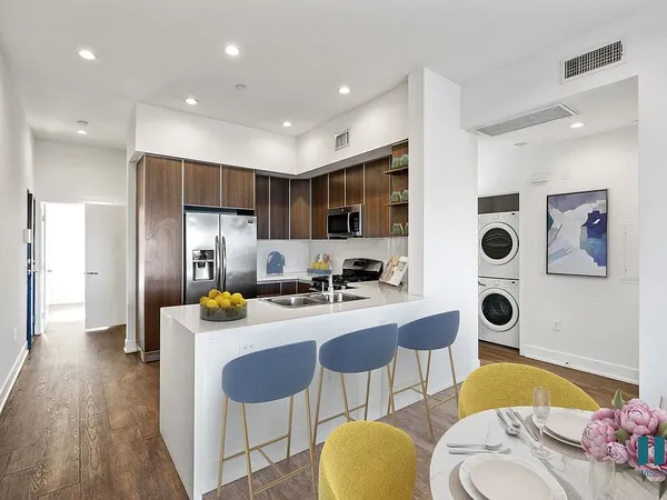 Cole Grove in Hollywood, Los Angeles | Studio, 1- to 3-Bedroom Rentals Available