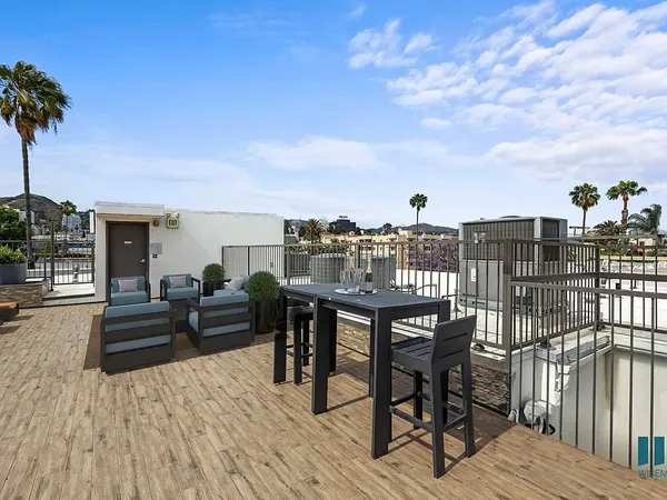 Formosa Fountain in Hollywood, Los Angeles | Studio, 1- to 3-Bedroom Rentals Available