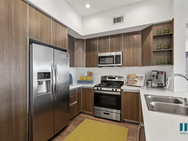 Formosa Fountain in Hollywood, Los Angeles | Studio, 1- to 3-Bedroom Rentals Available