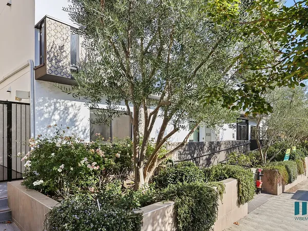 Fox Hills Drive in Century City, Los Angeles | Studio, 1- to 3-Bedroom Rentals Available