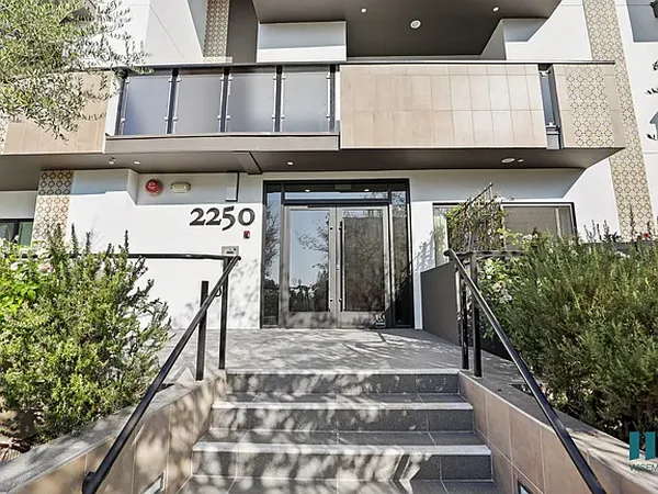 Fox Hills Drive in Century City, Los Angeles | Studio, 1- to 3-Bedroom Rentals Available