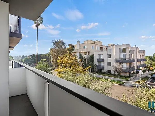 Fox Hills Drive in Century City, Los Angeles | Studio, 1- to 3-Bedroom Rentals Available