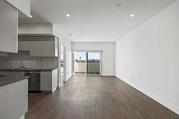 Tamarind Emerald in Hollywood, Los Angeles | Studio, 1- to 3-Bedroom Rentals Available
