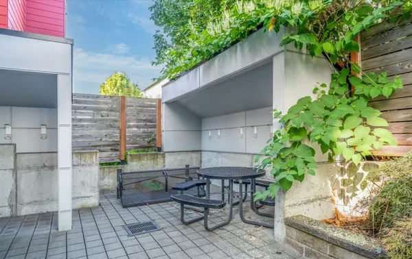 UW Off-Campus Housing | 7th Ave Place | Studio, 1- to 3-Bedroom Rentals Available