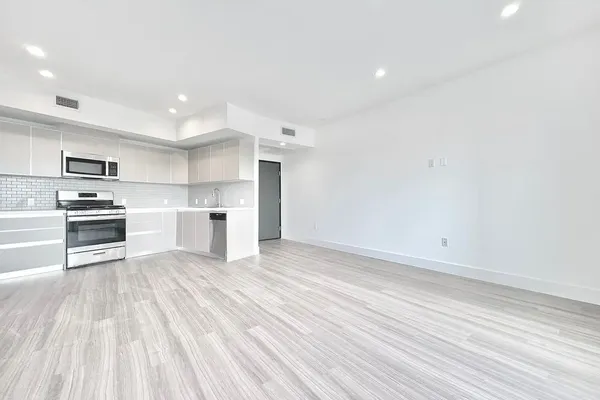 838 La Brea in Miracle Mile, Los Angeles | Studio, 1- to 3-Bedroom Rentals Available