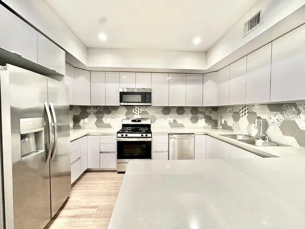 UCLA Off-Campus Housing | 1265 Barry Ave | Studio, 1- to 3-Bedroom Rentals Available