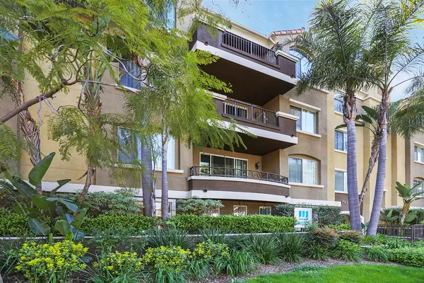 UCLA Off-Campus Housing | Barrington Santa Monica | Studio, 1- to 3-Bedroom Rentals Available