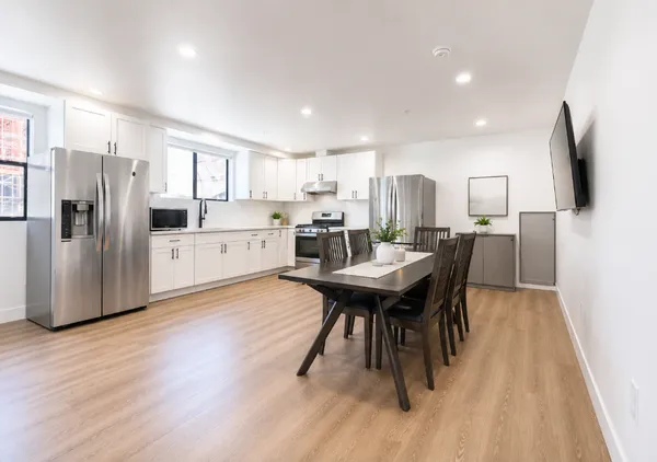 USC Off-Campus Housing | 3100 S Normandie Ave | Studio, 1- to 3-Bedroom Rentals Available