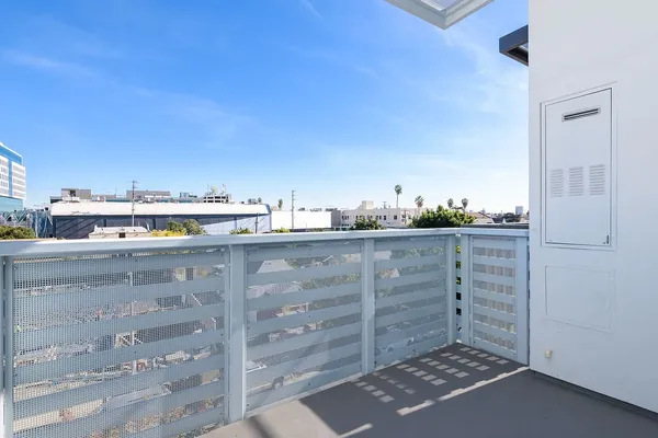 Tamarind Emerald in Hollywood, Los Angeles | Studio, 1- to 3-Bedroom Rentals Available