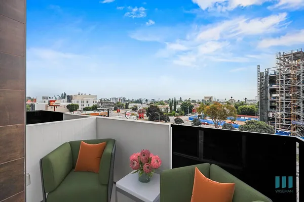 Ogden Garden in Beverly Grove, Los Angeles | Studio, 1- to 3-Bedroom Rentals Available