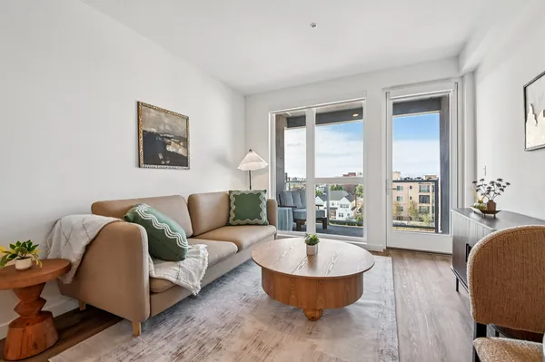 Somi in Koreatown, Los Angeles | Studio, 1- to 3-Bedroom Rentals Available