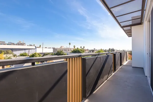 Tamarind Emerald in Hollywood, Los Angeles | Studio, 1- to 3-Bedroom Rentals Available