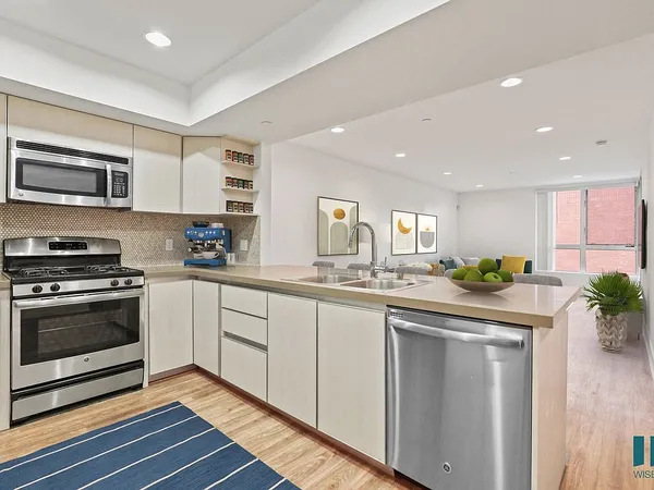 Century City Icon in Century City, Los Angeles | Studio, 1- to 3-Bedroom Rentals Available