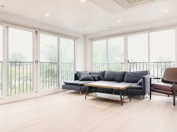 USC Off-Campus Housing | 1431 W 37th St | Studio, 1- to 3-Bedroom Rentals Available