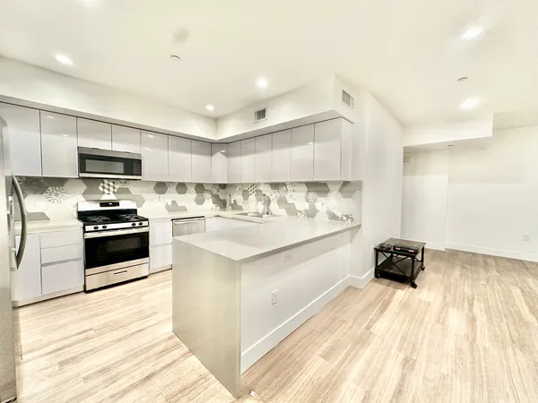 UCLA Off-Campus Housing | 1265 Barry Ave | Studio, 1- to 3-Bedroom Rentals Available