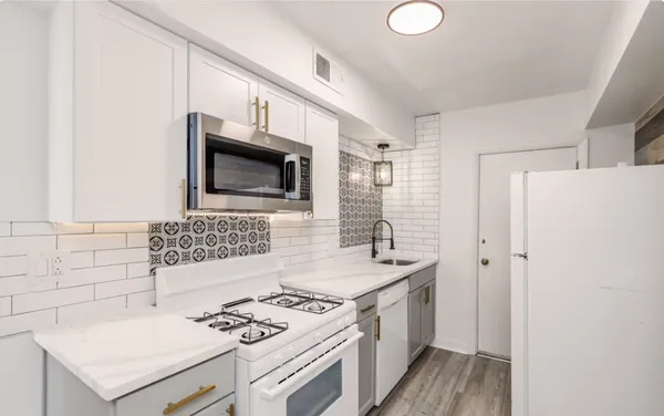 CMU Off-Campus Housing | 5735 - 5737 Hobart St, Pittsburgh, PA 15217 | Studio, 1- to 3-Bedroom Rentals Available