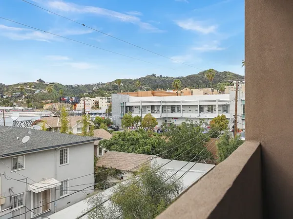 Poinsettia Sunset in Hollywood, Los Angeles | Studio, 1- to 3-Bedroom Rentals Available