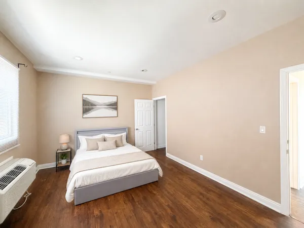 USC Off-Campus Housing | PM - JWB Landmark 1337-1339 | Studio, 1- to 3-Bedroom Rentals Available