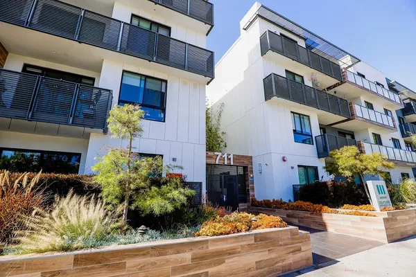 Cole Grove in Hollywood, Los Angeles | Studio, 1- to 3-Bedroom Rentals Available