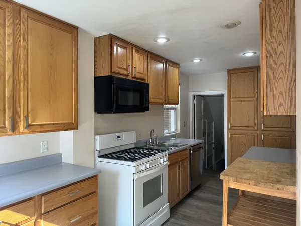 CMU Off-Campus Housing | 5709 Melvin St | Studio, 1- to 3-Bedroom Rentals Available