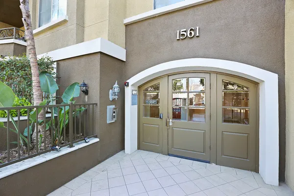 UCLA Off-Campus Housing | Barrington Santa Monica | Studio, 1- to 3-Bedroom Rentals Available