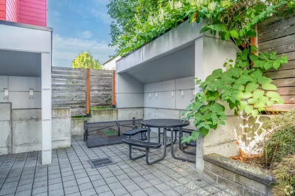 UW Off-Campus Housing | 7th Ave Place | Studio, 1- to 3-Bedroom Rentals Available