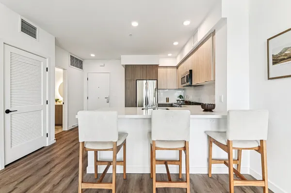 Somi in Koreatown, Los Angeles | Studio, 1- to 3-Bedroom Rentals Available