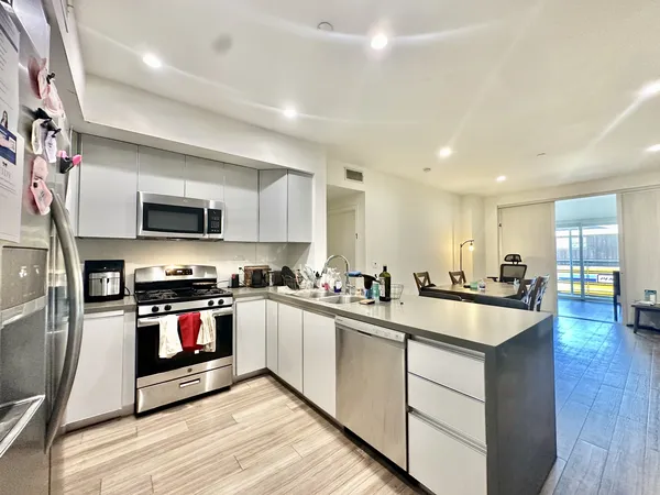 UCLA Off-Campus Housing | 1515 Colby Ave | Studio, 1- to 3-Bedroom Rentals Available