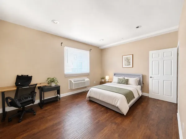 USC Off-Campus Housing | PM - JWB Landmark 1337-1339 | Studio, 1- to 3-Bedroom Rentals Available
