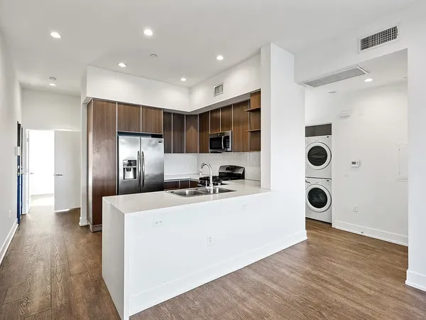 Cole Grove in Hollywood, Los Angeles | Studio, 1- to 3-Bedroom Rentals Available