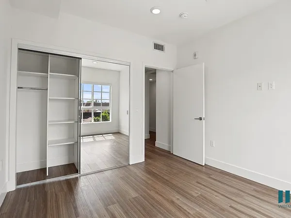 Formosa Fountain in Hollywood, Los Angeles | Studio, 1- to 3-Bedroom Rentals Available