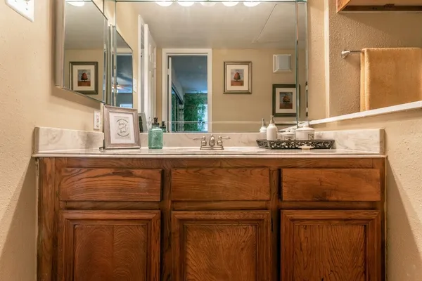 Mansions Of Shadowbriar in Briar Forest, Houston | Studio, 1- to 3-Bedroom Rentals Available