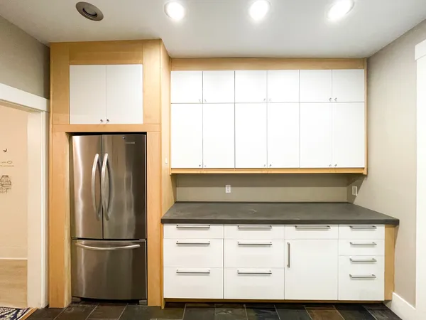 CMU Off-Campus Housing | 1041 Mirror St | Studio, 1- to 3-Bedroom Rentals Available